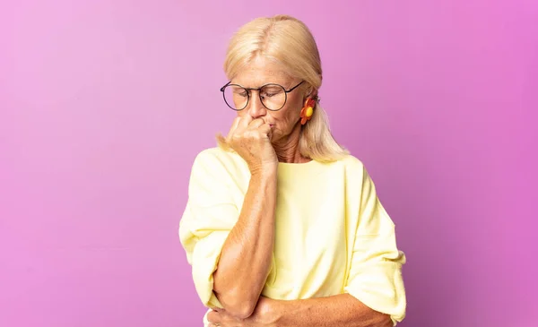 Middle Age Woman Feeling Serious Thoughtful Concerned Staring Sideways Hand — Stock Photo, Image