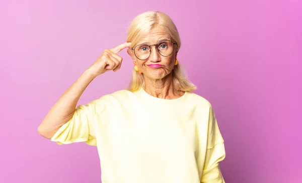 Mujer Mediana Edad Sintiéndose Confundida Desconcertada Mostrando Que Está Loco — Foto de Stock