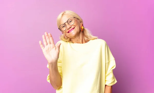 Mujer Mediana Edad Sonriendo Feliz Alegremente Saludándote Saludándote Despidiéndote — Foto de Stock