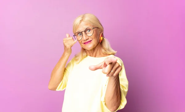 Mujer Mediana Edad Sonriendo Alegremente Señalando Cámara Mientras Que Hacer — Foto de Stock