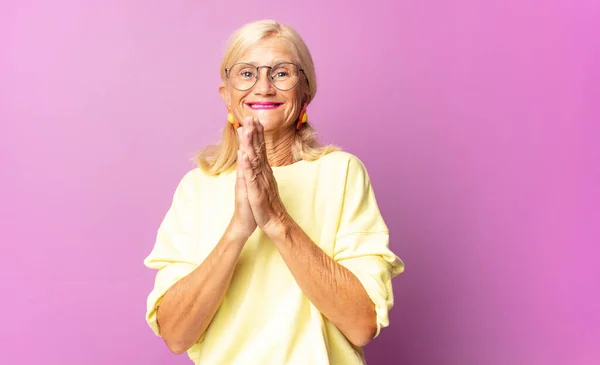 Mujer Mediana Edad Sintiéndose Feliz Exitosa Sonriendo Aplaudiendo Diciendo Felicitaciones — Foto de Stock