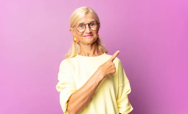 Mujer Mediana Edad Sonriendo Alegremente Sintiéndose Feliz Señalando Hacia Lado — Foto de Stock