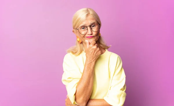 Mujer Mediana Edad Sonriendo Disfrutando Vida Sintiéndose Feliz Amigable Satisfecha — Foto de Stock