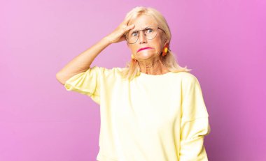 Orta yaşlı bir kadın unutulmuş bir süre için panikliyor, stresli hissediyor, bir pisliği örtbas etmek zorunda kalıyor veya hata yapıyor.