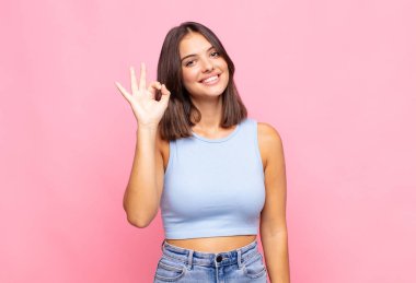 Genç, güzel bir kadın kendini mutlu, rahat ve tatmin olmuş hissediyor.