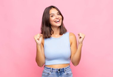 Genç ve güzel bir kadın şoke olmuş, heyecanlı ve mutlu, gülüyor ve başarıyı kutluyor.!