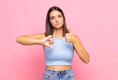 Genç ve güzel bir kadın kafası karışık, bilgisiz ve kararsız hissediyor. İyi ve kötü seçenekleri farklı seçeneklerle tartıyor.