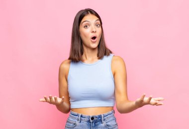 Genç ve güzel bir kadın ağzı açık ve şaşırmış, şok olmuş ve hayrete düşmüş inanılmaz bir sürprizle