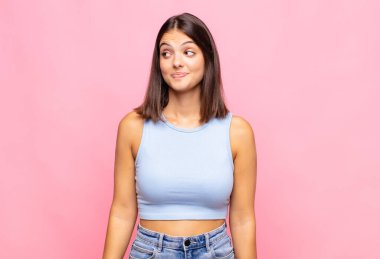 Genç, güzel bir kadın merak ediyor, mutlu düşünceler ve fikirler düşünüyor, hayal kuruyor, kenarda yer arıyor.