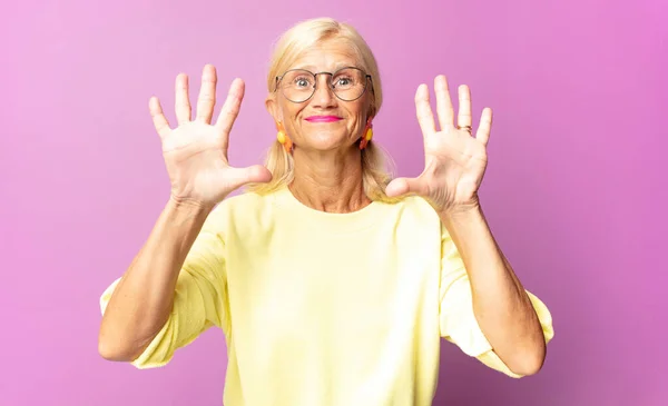 Mulher Meia Idade Sorrindo Olhando Amigável Mostrando Número Dez Décimo — Fotografia de Stock