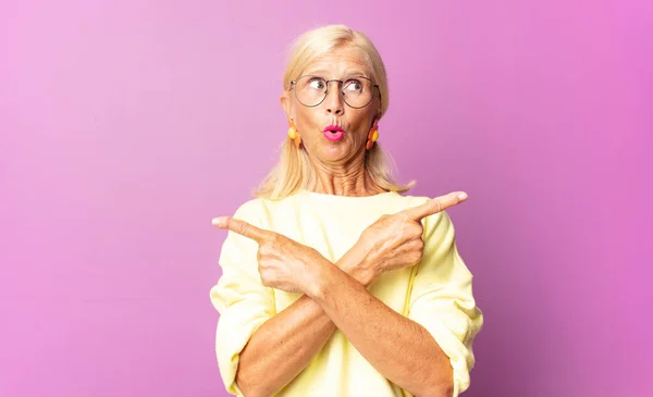 Mujer Mediana Edad Mirando Perplejo Confundido Inseguro Apuntando Direcciones Opuestas —  Fotos de Stock