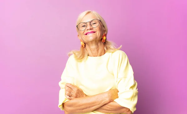 Mujer Mediana Edad Que Parece Una Triunfadora Feliz Orgullosa Satisfecha — Foto de Stock