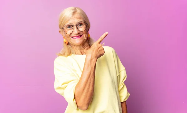 Mujer Mediana Edad Mirando Emocionada Sorprendida Apuntando Hacia Lado Hacia —  Fotos de Stock