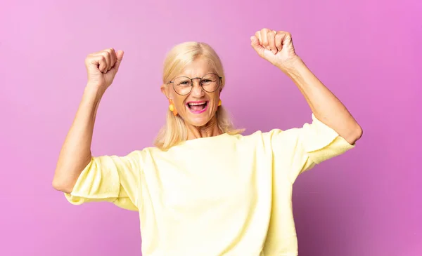 Mujer Mediana Edad Gritando Triunfalmente Pareciendo Emocionada Feliz Sorprendida Ganadora — Foto de Stock