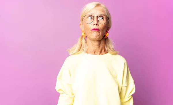 Mujer Mediana Edad Que Desconcertada Confundida Preguntándose Tratando Resolver Problema — Foto de Stock