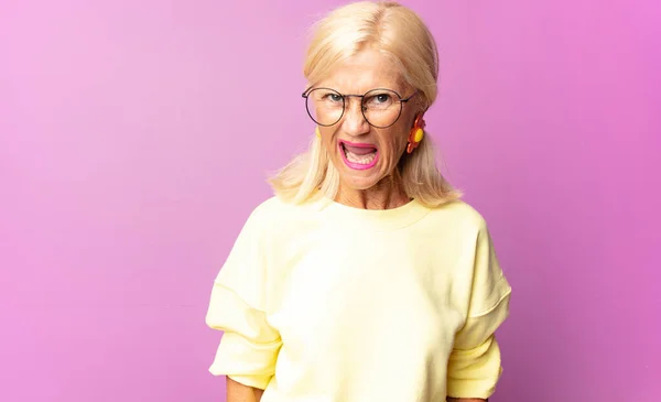 Mujer Mediana Edad Mirando Sorprendido Enojado Molesto Decepcionado Con Boca — Foto de Stock