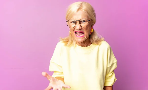 Mujer Mediana Edad Mirando Enojado Molesto Frustrado Gritando Wtf Que — Foto de Stock