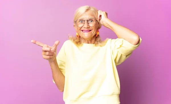 Frau Mittleren Alters Lacht Sieht Glücklich Positiv Und Überrascht Aus — Stockfoto