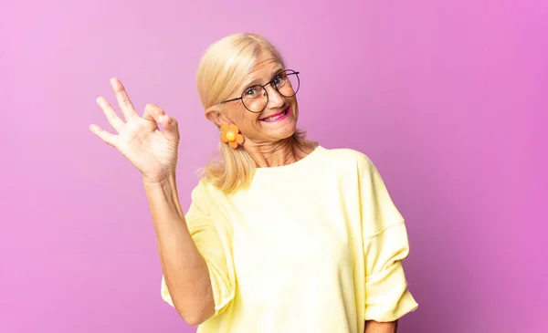 Mujer Mediana Edad Sintiéndose Exitosa Satisfecha Sonriendo Con Boca Abierta — Foto de Stock