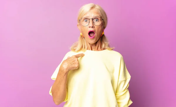 Mujer Mediana Edad Mirando Sorprendido Sorprendido Con Boca Abierta Apuntando —  Fotos de Stock