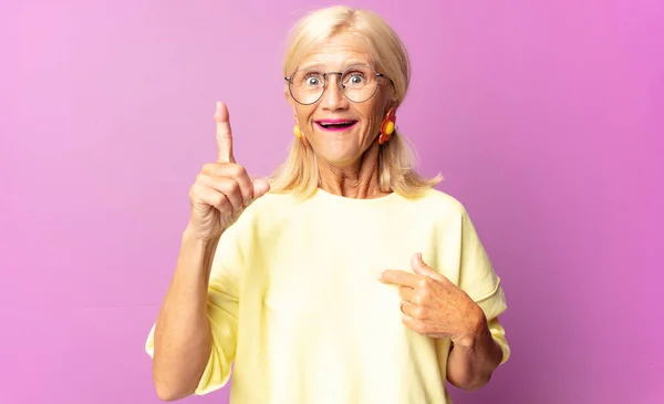 Mujer Mediana Edad Sintiéndose Orgullosa Sorprendida Apuntando Misma Con Confianza — Foto de Stock