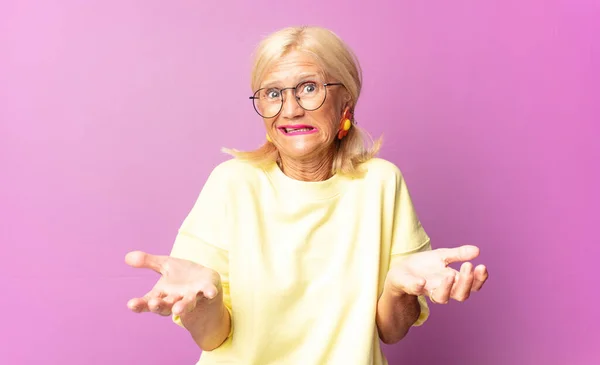Mujer Mediana Edad Sintiéndose Despistado Confundido Está Seguro Qué Opción — Foto de Stock