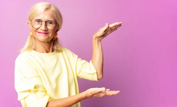 Frau Mittleren Alters Die Einen Gegenstand Mit Beiden Händen Auf — Stockfoto