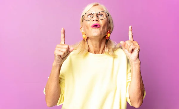 Middelbare Leeftijd Vrouw Voelt Zich Ontzaglijk Open Mond Naar Boven — Stockfoto