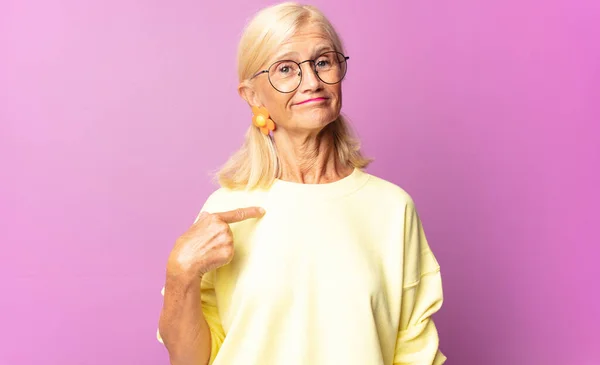 Mujer Mediana Edad Que Orgullosa Segura Feliz Sonriendo Señalándose Misma — Foto de Stock