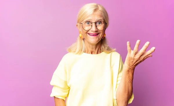 Mulher Meia Idade Sentindo Feliz Surpreso Alegre Sorrindo Com Atitude — Fotografia de Stock