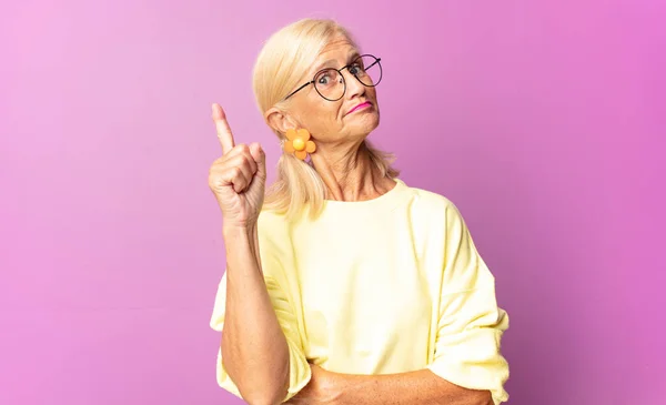 Mujer Mediana Edad Sintiéndose Como Genio Sosteniendo Dedo Orgullosamente Aire — Foto de Stock