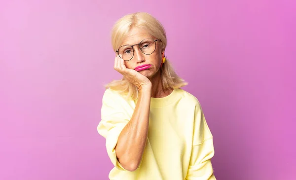 Vrouw Van Middelbare Leeftijd Zich Verveeld Gefrustreerd Slaperig Voelen Een — Stockfoto