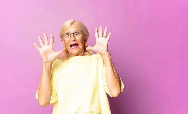 Middle Age Woman Feeling Stupefied Scared Fearing Something Frightening Hands — Stock Photo, Image