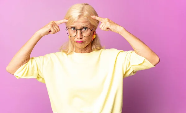 Frau Mittleren Alters Mit Ernstem Und Konzentriertem Blick Brainstorming Und — Stockfoto