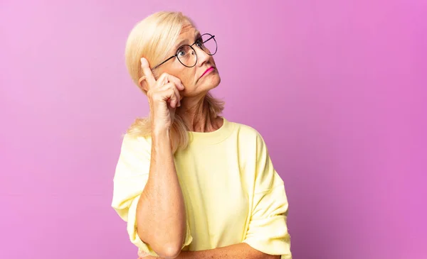 Mujer Mediana Edad Con Una Mirada Concentrada Preguntándose Con Una — Foto de Stock
