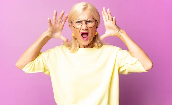 Mujer Mediana Edad Gritando Con Las Manos Alto Sintiéndose Furiosa — Foto de Stock
