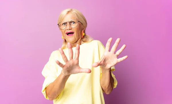 Mujer Mediana Edad Sintiéndose Aterrorizada Retrocediendo Gritando Horror Pánico Reaccionando — Foto de Stock