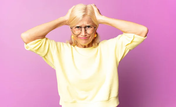 Femme Âge Moyen Sentant Frustrée Agacée Malade Fatiguée Échec Fatiguée — Photo