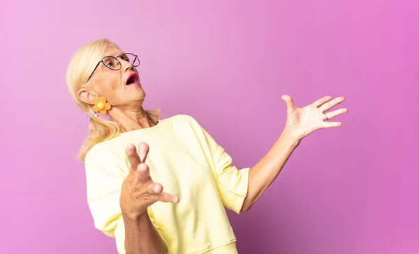 Mujer Mediana Edad Interpretando Ópera Cantando Concierto Espectáculo Sintiéndose Romántica — Foto de Stock