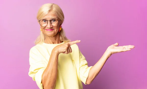 Mujer Mediana Edad Sonriendo Alegremente Apuntando Copiar Espacio Palma Mano — Foto de Stock