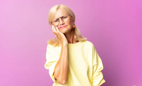 Mujer Mediana Edad Sosteniendo Mejilla Sufriendo Dolor Muelas Doloroso Sentirse — Foto de Stock