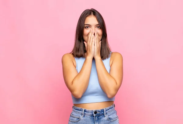 Jovem Bonita Mulher Olhando Feliz Alegre Sorte Surpreendido Cobrindo Boca — Fotografia de Stock