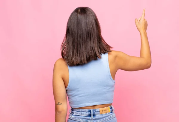 Jonge Mooie Vrouw Staan Wijzen Naar Object Kopieerruimte Achteraanzicht — Stockfoto