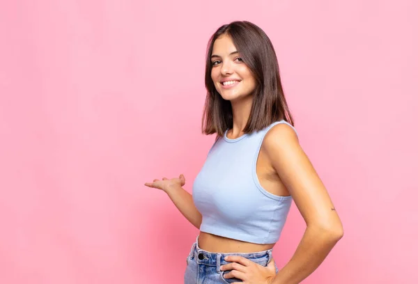 Joven Bonita Mujer Sintiéndose Feliz Alegre Sonriendo Dándote Bienvenida Invitándote — Foto de Stock