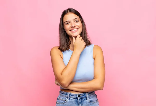 Giovane Bella Donna Sorridente Godendo Vita Sentirsi Felice Amichevole Soddisfatto — Foto Stock