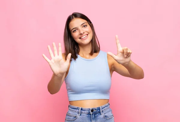 Jonge Mooie Vrouw Glimlachen Kijken Vriendelijk Tonen Nummer Zeven Zevende — Stockfoto