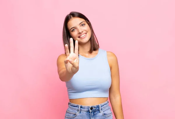 Jonge Mooie Vrouw Glimlachen Kijken Vriendelijk Tonen Nummer Drie Derde — Stockfoto