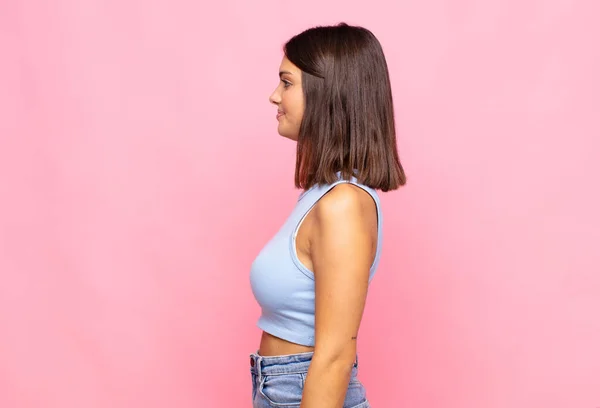 Jovem Mulher Bonita Visão Perfil Olhando Para Copiar Espaço Frente — Fotografia de Stock