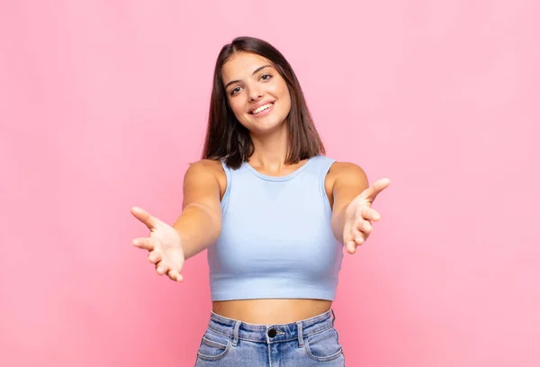 Joven Bonita Mujer Sonriendo Alegremente Dando Cálido Amistoso Cariñoso Abrazo —  Fotos de Stock