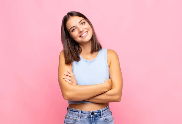 Ung Vacker Kvinna Skrattar Glatt Med Armarna Korsade Med Avslappnad — Stockfoto